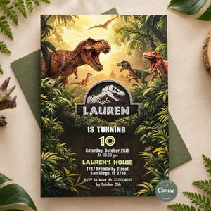 Può includere: Un biglietto d'invito di compleanno rettangolare con una scena nella giungla e diversi dinosauri, tra cui un grande T-Rex. Il testo recita: Lauren is turning 10, Saturday, October 25th at 05:00 pm, Lauren's House, 1787 Broadway Street, San Diego, tx 2738.
