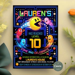 Op de afbeelding: Een rechthoekige uitnodiging met een donkerblauwe pixel-labyrint achtergrond, een geel rond personage, kleurrijke geesten en de tekst LAUREN'S HAS REACHED LEVEL 10 COME AND CELEBRATE, inclusief de evenementdetails voor zaterdag 25 oktober.