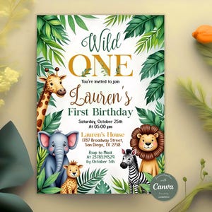 Puede incluir: Una invitación de cumpleaños con temática de jungla. El texto "Wild One" está en la parte superior, con "Lauren's First Birthday" debajo. Se presentan ilustraciones de una jirafa, un elefante, un león, una cebra y un leopardo.