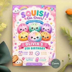 Könnte beinhalten: Eine bunte Geburtstagseinladungskarte mit dem Text SQUISH On Over! OLIVIA'S 5TH BIRTHDAY. Das Design zeigt sechs niedliche, lächelnde, pastellfarbene Knödel-Charaktere, einen Regenbogen, Wolken, Herzen, Sterne und Details zur Feier am 22. Oktober.