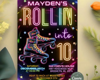 Pode incluir: Texto em neon rosa, azul, verde e amarelo que diz "Mayden's Rollin' into 10" com um par de patins pretos com detalhes em neon sobre um fundo preto com estrelas brancas. O texto abaixo diz "Sábado, 25 de dezembro às 17:00, Casa de Mayden, 1987 Rosewood West, Brooklyn, ML 2674. RSVP para Mack no 12389756463 até 5 de dezembro."