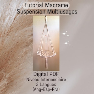 Puede incluir: Un tutorial digital en PDF para hacer una maceta colgante de macramé. El tutorial está en inglés, español y francés. La imagen muestra una maceta colgante de macramé terminada colgando sobre un fondo blanco.