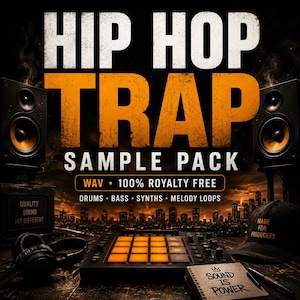 Może przedstawiać: Cyfrowy zestaw do produkcji muzyki zatytułowany HIP HOP TRAP SAMPLE PACK, zawierający kontroler padów z pomarańczowymi podświetlanymi przyciskami, czarne monitory studyjne, słuchawki, czapkę MADE FOR PRODUCERS oraz notatnik SOUND IS POWER.