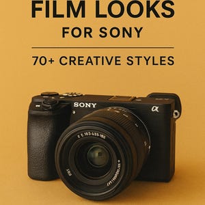 Può includere: Una fotocamera Sony nera con un obiettivo è centrata su uno sfondo color senape. Il testo "IN-CAMERA FILM LOOKS FOR SONY" è in alto, con "70+ CREATIVE STYLES" sotto. Un rettangolo bianco in basso dice "PDF".
