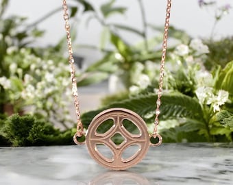 Pulsera con dijes, oro rosa, inspirada en tracería