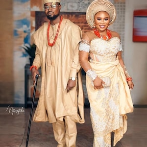 Bijpassende Afrikaanse trouwoutfit: kanten korsetjurk en Agbada - handgemaakt