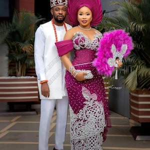 Traditionele Afrikaanse trouwoutfit: korsetjurk en Agbada-kanten set