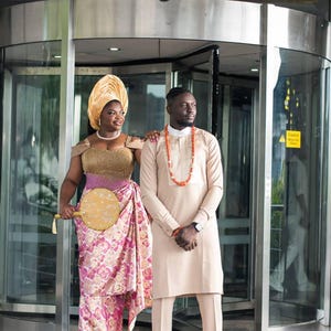 Traditionele Afrikaanse trouwoutfit: korsetjurk en Agbada-kanten set