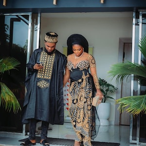 Traditionele Afrikaanse trouwoutfit: korsetjurk en agbada-kant