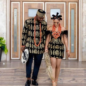 Traditionele Afrikaanse trouwoutfit: handgemaakte korsetjurk en Agbada-kant