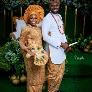 Bijpassende Afrikaanse trouwoutfit: kanten korsetjurk en Agbada - handgemaakt katoen