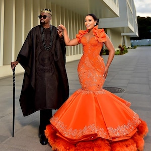 Traditionele Afrikaanse bruidsoutfit voor koppels: korsetjurk Agbada-kanten