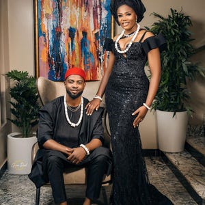 Traditionele Afrikaanse trouwoutfit: korsetjurk en Agbada-kanten set