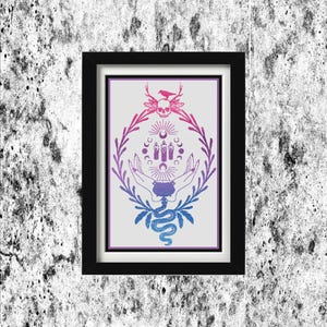 Puede incluir: Impresión artística enmarcada con un diseño místico. Presenta una calavera, un cuervo, velas y manos, con un degradado rosa, morado y azul. La impresión está en un marco negro.