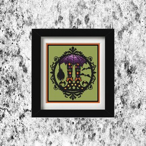 Puede incluir: Arte de punto de cruz enmarcado con temática de Halloween. La obra de arte representa botas de bruja con lazos naranjas, un paraguas morado y murciélagos, todo dentro de un marco negro decorativo. El fondo es de color verde claro.