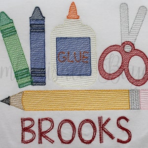 K&ouml;nnte beinhalten: Stickerei mit Schulsachen wie Bleistift, Buntstiften, Schere und Kleberflasche. Der Text "BROOKS" ist unter den Utensilien gestickt.