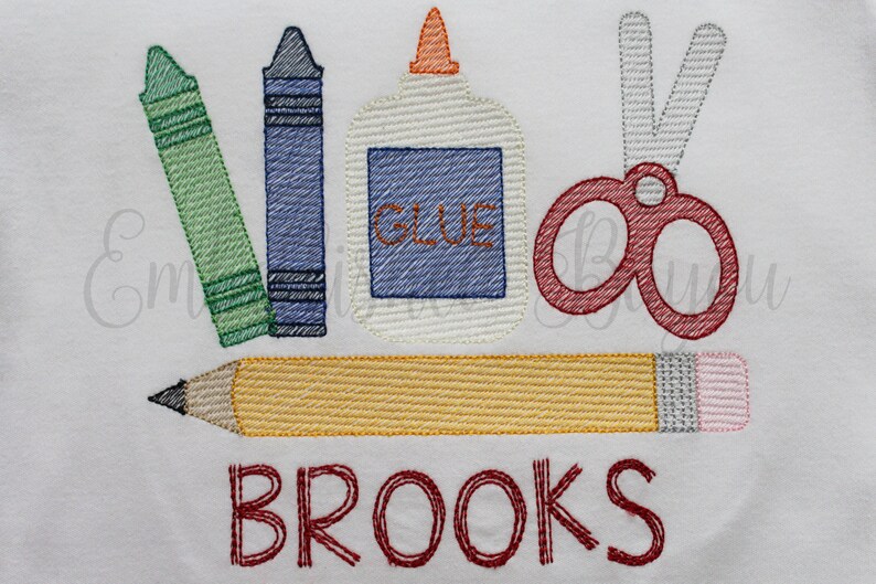 K&ouml;nnte beinhalten: Stickerei mit Schulsachen wie Bleistift, Buntstiften, Schere und Kleberflasche. Der Text "BROOKS" ist unter den Utensilien gestickt.