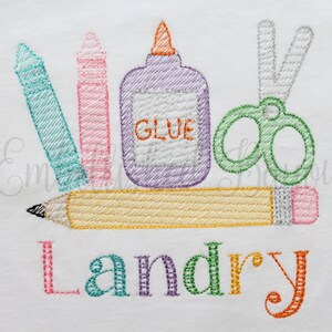 K&ouml;nnte beinhalten: Gestickte Designs mit einem Bleistift, Buntstiften, einer Schere und einer Kleberflasche mit dem Wort "GLUE" auf dem Etikett. Der Name "Landry" ist unter den Schulmaterialien gestickt.