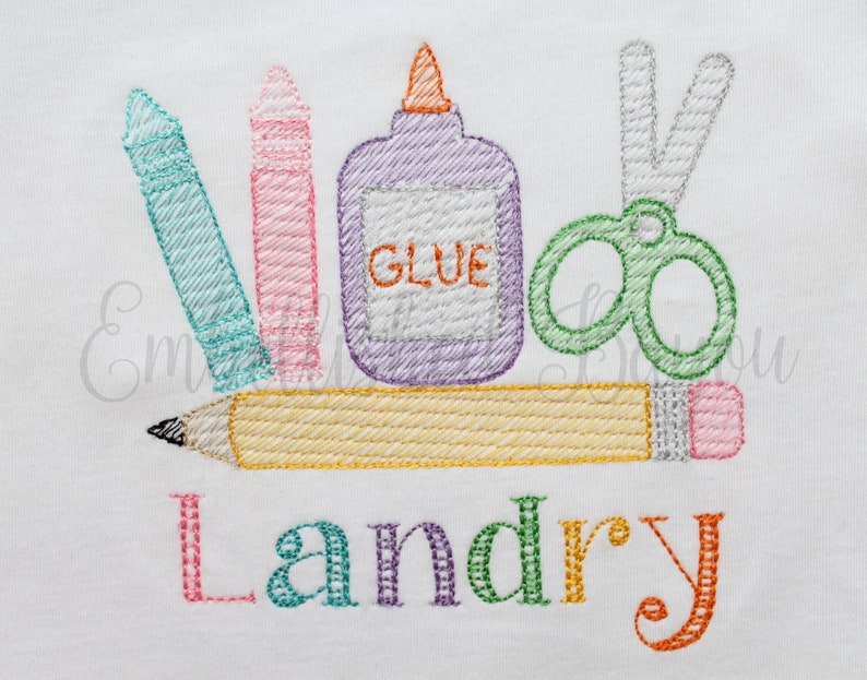 K&ouml;nnte beinhalten: Gestickte Designs mit einem Bleistift, Buntstiften, einer Schere und einer Kleberflasche mit dem Wort "GLUE" auf dem Etikett. Der Name "Landry" ist unter den Schulmaterialien gestickt.