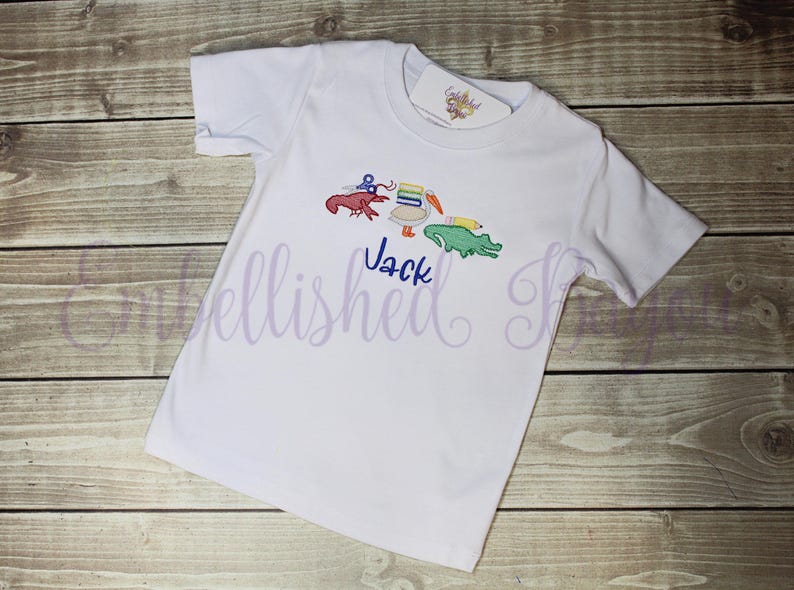 Camiseta de regreso a clases con diseño de animales del pantano cajún con boceto de nombre, cangrejo de río, caimán y pelícano para niñas o niños, personalizada con nombre imagen 6