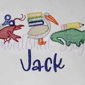 Camiseta de regreso a clases con diseño de animales del pantano cajún con boceto de nombre, cangrejo de río, caimán y pelícano para niñas o niños, personalizada con nombre imagen 4