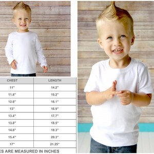K&ouml;nnte beinhalten: Gr&ouml;&szlig;entabelle f&uuml;r ein wei&szlig;es Langarmshirt und ein wei&szlig;es Kurzarm-Shirt f&uuml;r Kinder. Die Tabelle zeigt Brust- und L&auml;ngenma&szlig;e in Zoll f&uuml;r Gr&ouml;&szlig;en von 12 Monaten bis 10 Jahren.