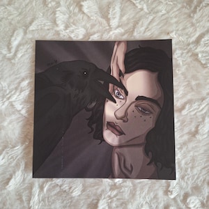 Puede incluir: Un cuervo negro sobre un fondo gris oscuro, mirando a una persona con orejas puntiagudas y cabello oscuro. La persona tiene un tono de piel gris claro y lleva una camisa gris oscuro. El ojo del cuervo es visible y el ojo de la persona es parcialmente visible.