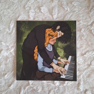 Puede incluir: Una pintura de una pareja tocando un piano. El hombre lleva un traje negro y la mujer lleva un vestido azul. El piano es negro y blanco.