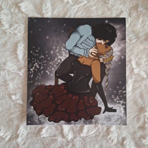 Puede incluir: Impresión cuadrada que presenta una ilustración romántica de dos figuras abrazándose. Una figura lleva una chaqueta azul, la otra un vestido negro con una falda con volantes. El fondo es oscuro con motas blancas, y la obra está firmada "Mobi Y."