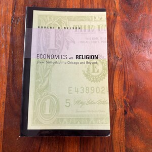 Może przedstawiać: Książka w miękkiej oprawie zatytułowana Economics as Religion: from Samuelson to Chicago and Beyond autorstwa Roberta H. Nelsona. Okładka ma jasnozielony i czarny wzór zawierający elementy wizualne amerykańskiego banknotu jednodolarowego.