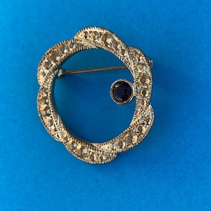 WREATH BROOCH PIN -  Lovely, gold tone with red accent stone.