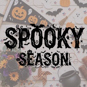 Puede incluir: Un banderín negro con calabazas naranjas y el texto SPOOKY SEASON en una fuente decorativa, acompañado de un ramo de flores, un pequeño caldero negro, un molinillo y confeti temático de Halloween sobre una superficie blanca.