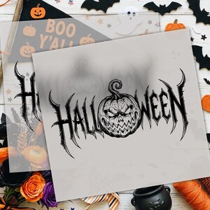Puede incluir: Una impresión rectangular que presenta el texto HALLOWEEN en una fuente gótica afilada con una ilustración central de una calabaza. La calabaza tiene una sonrisa amenazante y dentada, representada en tinta negra sobre un fondo gris claro.