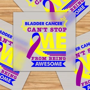 Puede incluir: Varios diseños con el texto "El cáncer de vejiga no puede impedirme ser increíble" en amarillo y morado. El diseño incluye una cinta morada y amarilla, un símbolo de concienciación sobre el cáncer de vejiga. Fondo gris claro.