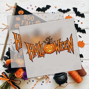 Puede incluir: Un estampado gráfico con la palabra HALLOWEEN en una fuente naranja dentada con una calabaza central que reemplaza la letra O. El diseño se superpone a un banderín negro con el texto BOO Y'ALL, murciélagos de fieltro negro y calabazas.