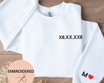 Individuell gesticktes Sweatshirt mit römischer Zahl: Personalisierte Datums-Anfangshülle