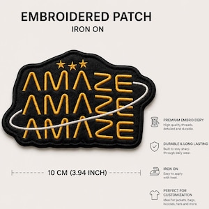Op de afbeelding: Zwart geborduurde patch met het woord "AMAZE" in geel, driemaal herhaald. De patch is 10 cm breed en heeft drie gele sterren bovenaan. De patch is opstrijkbaar en geschikt voor personalisatie.