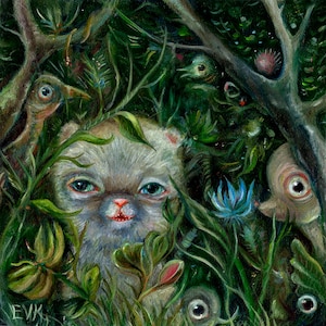 Puede incluir: Un gato blanco con ojos verdes asoma desde detrás de un matorral de hojas y ramas verdes. La cara del gato es visible, con una nariz y una boca rosadas. El fondo es un bosque verde oscuro con otras criaturas escondidas en el follaje.