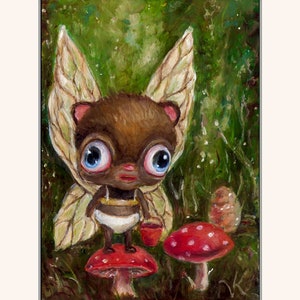 Pu&ograve; includere: Un dipinto fantasioso di una fata marrone con grandi occhi blu e ali, in piedi su un fungo rosso con una tazza rossa in mano. La fata indossa un abito giallo e bianco. Lo sfondo &egrave; una foresta verde con altri funghi.