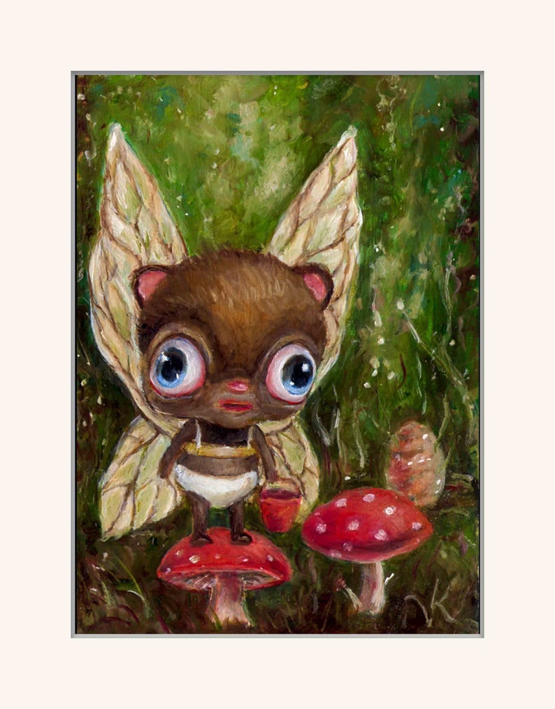 Pu&ograve; includere: Un dipinto fantasioso di una fata marrone con grandi occhi blu e ali, in piedi su un fungo rosso con una tazza rossa in mano. La fata indossa un abito giallo e bianco. Lo sfondo &egrave; una foresta verde con altri funghi.