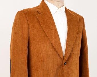 Blazer de pana marrón personalizado para hombre, con solapa de pico y botonadura sencilla, ideal para reuniones de negocios.
