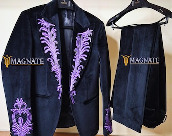 Terno rococó preto personalizado para homem com capa bordada em roxo, ideal para casamento, noivo e carnaval.