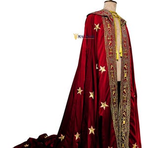Men&#39;s Customized Red Gold Sequin Embroidered Cape Long Theatrical Stage Costume Cape Embellished Performance Wear Opera Dance Drama Attire
