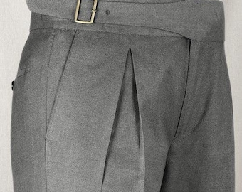 Pantalón Gurkha gris personalizado para hombre, con hebilla ajustable y pliegues en la parte delantera, para oficina y negocios.