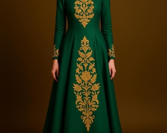 Vestido de noiva feminino verde esmeralda com bordados dourados, ideal para festa de coquetel.