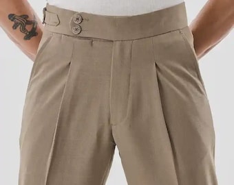 Pantalón Gurkha beige para hombre, personalizado, plisado, con hebilla ajustable, para uso formal y semiformal.