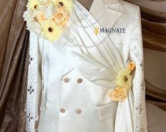 Traje de boda de hombre de 3 piezas color marfil, hecho a medida, con capa adornada con pedrería. Conjunto de novio.