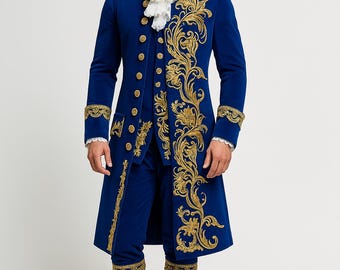 Könnte beinhalten: Ein königsblauer Samtanzug mit goldener Stickerei. Das Ensemble umfasst einen langen Mantel, eine Weste und eine Kniehose, die ein historisches oder theatralisches Thema hervorrufen. Das Outfit weist kunstvolle goldene Details und Knöpfe auf.
