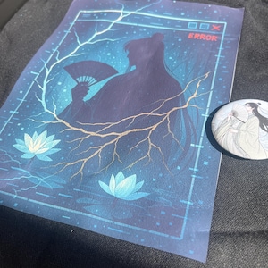 Può includere: Una stampa blu scuro con la silhouette di una persona che tiene un ventaglio, con la parola "ERROR". La stampa include un design floreale e un bottone abbinato.