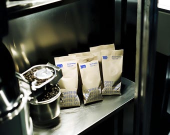 Maqueta de varias bolsas de café para diseño de marca / PSD de alta resolución de 4000 px / Café realista y melancólico para creativos estéticos / En capas